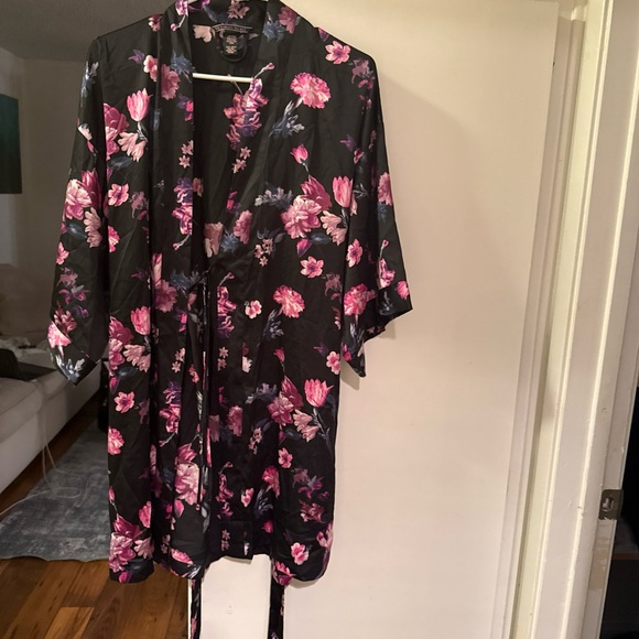 Victoria's Secret Other - Valentines Victoria’s Secret silk feminine dainty robe